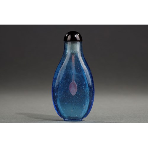 Snuff bottle blue bubble glass